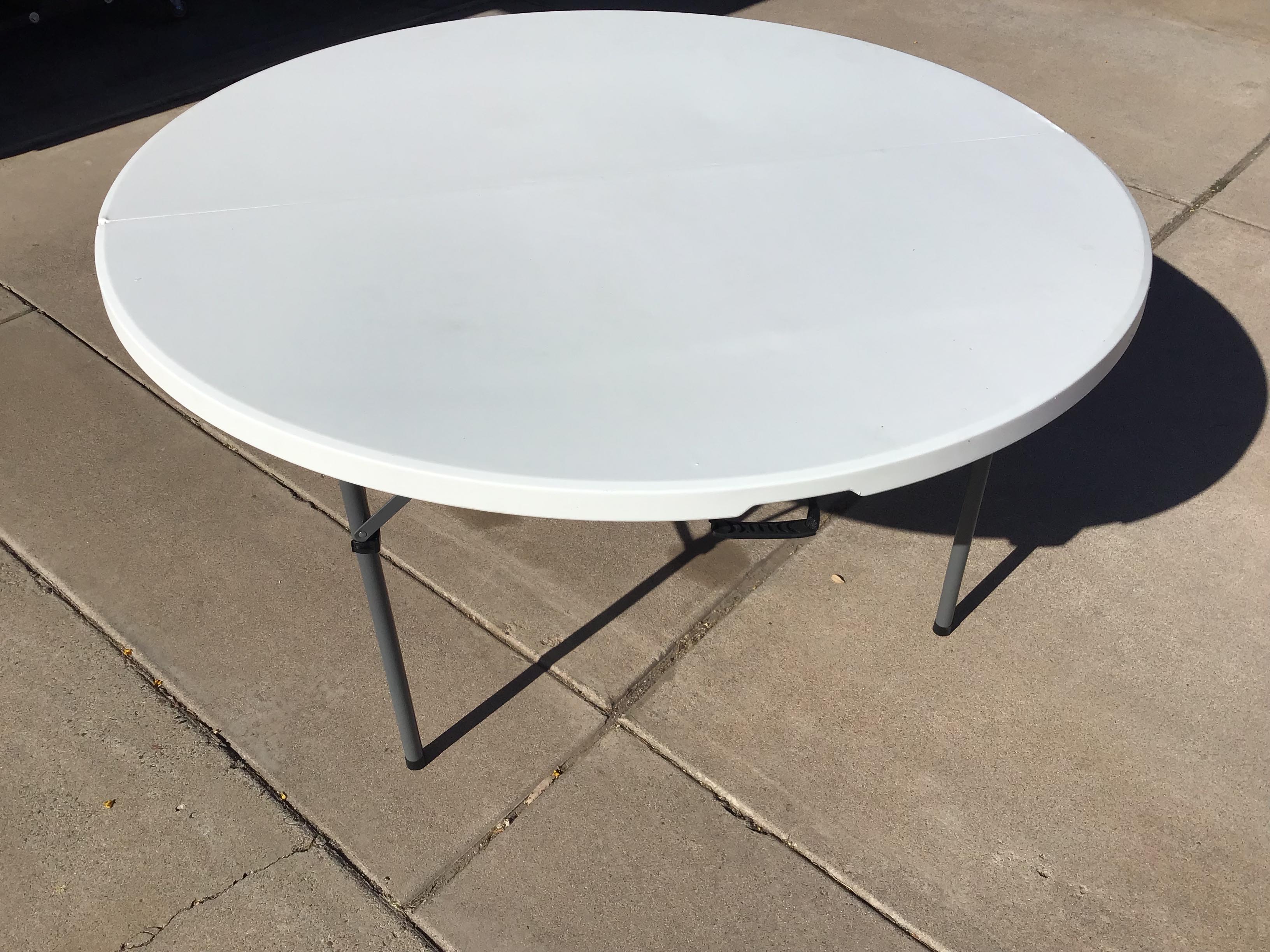 5 foot round tables (bi-fold)