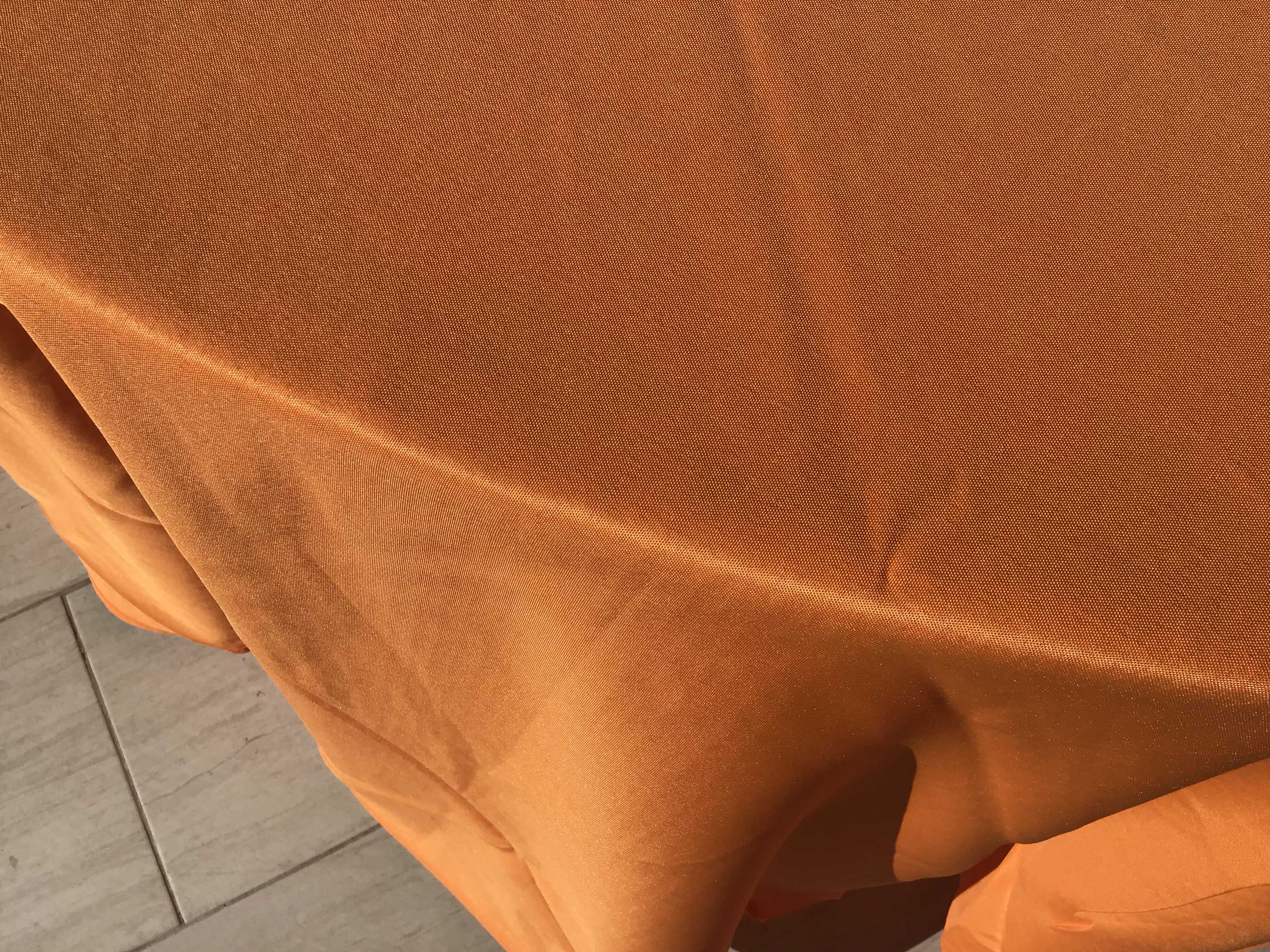 round tablecloths (orange) - 120