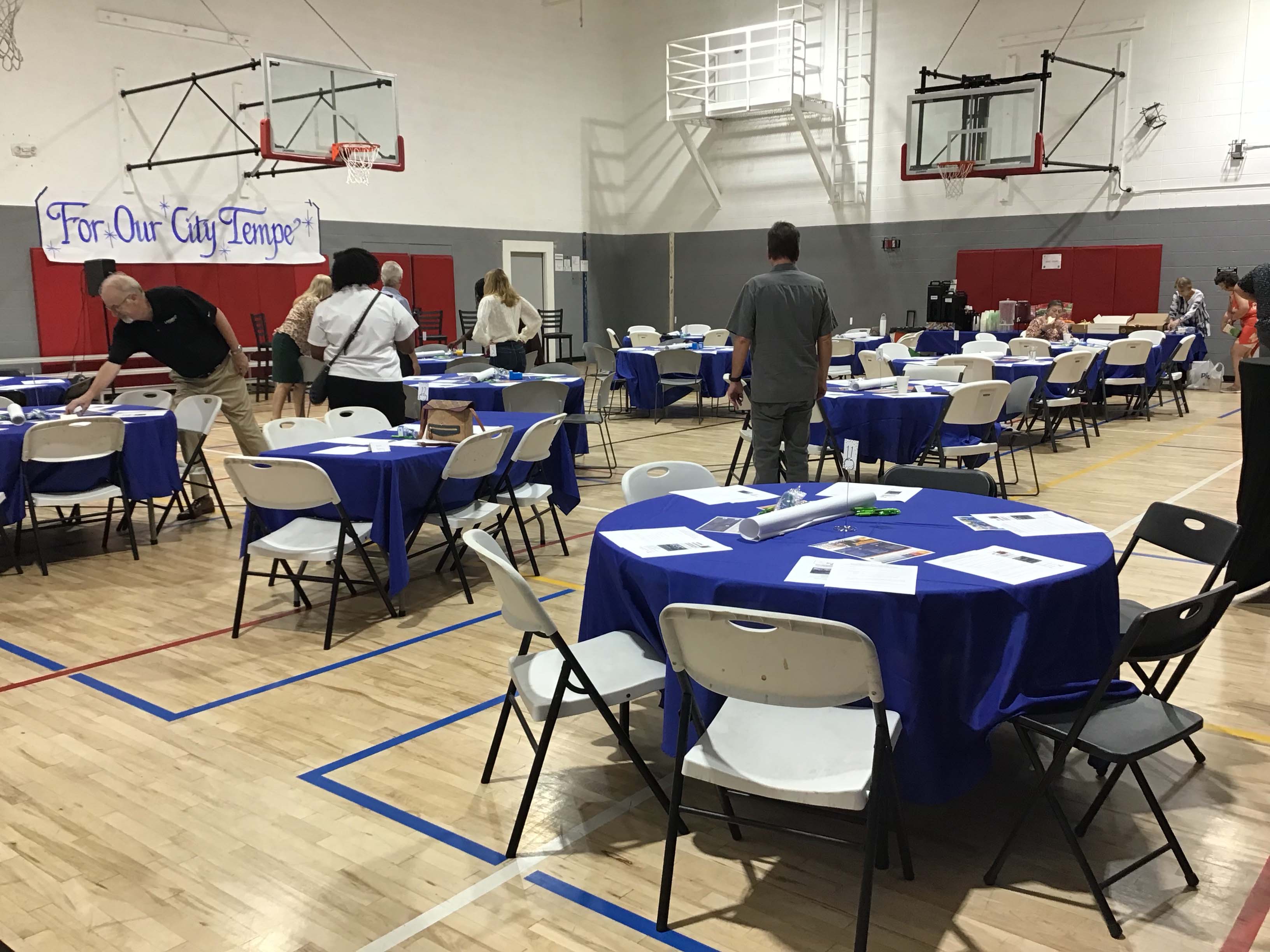 round tablecloths (royal blue) - 108