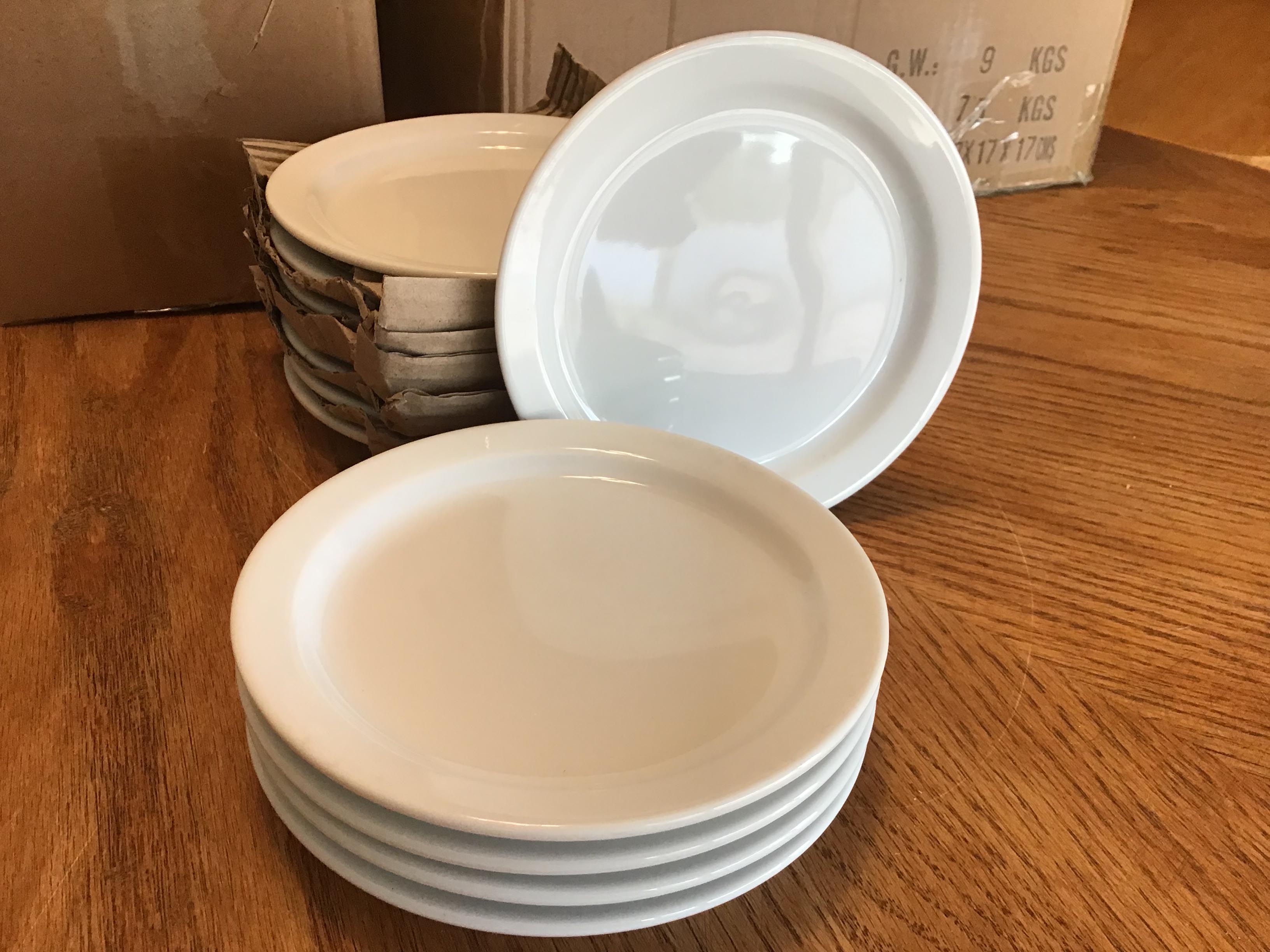 porcelain dessert plates (Oneida Buffalo bright white)