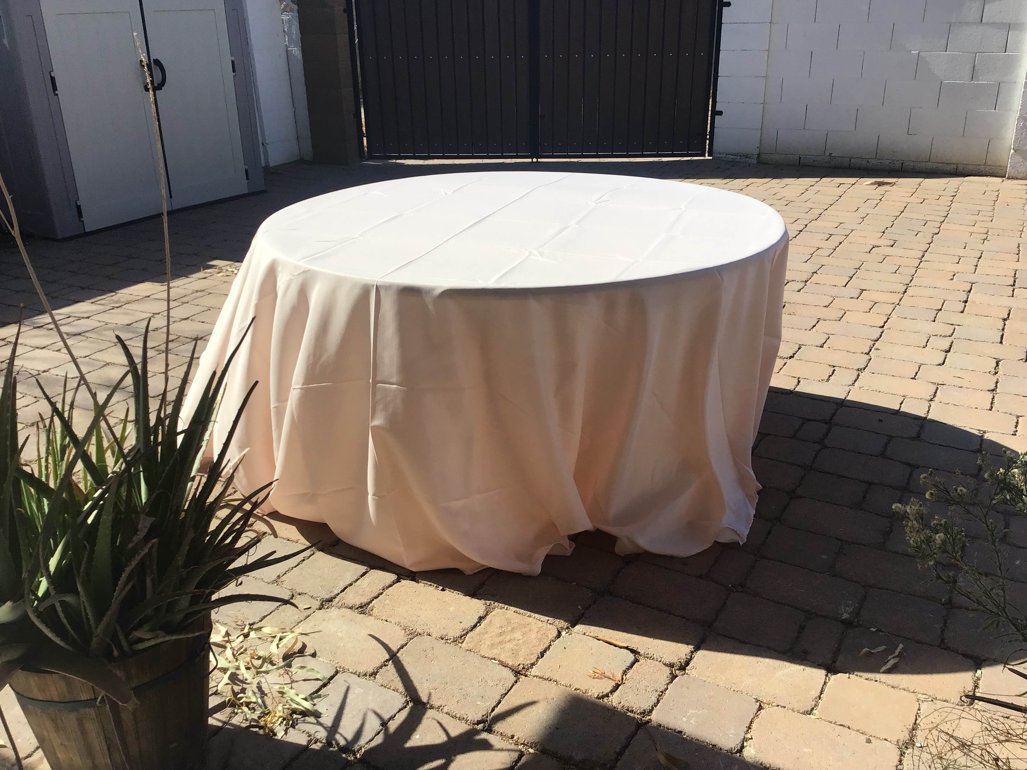 round tablecloths (blush) - 120