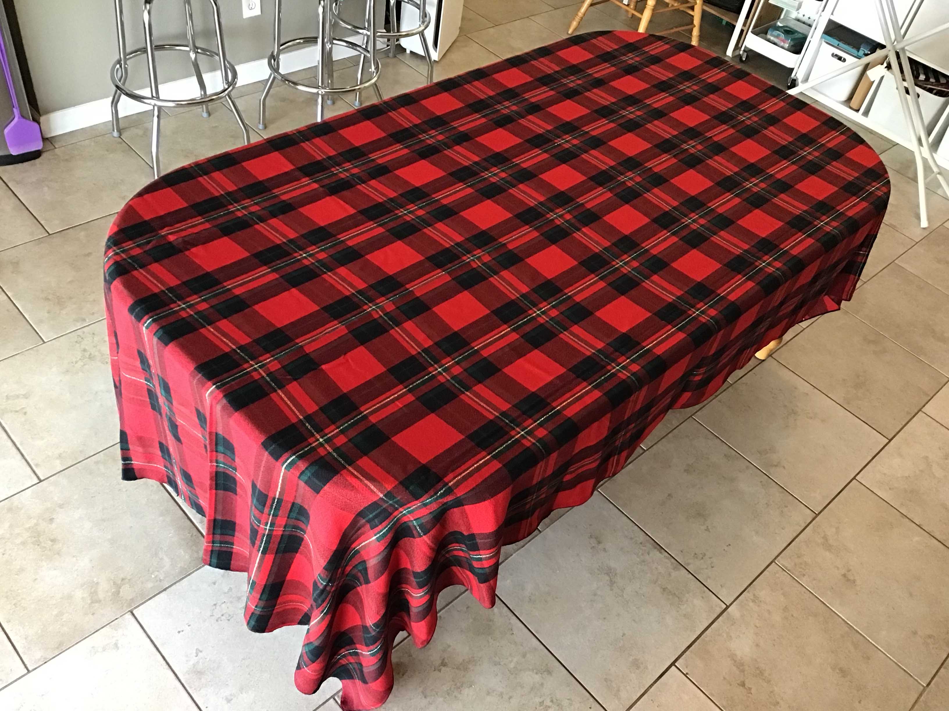 rectangle tablecloths (red/black/gold Christmas plaid) - 60 x 118