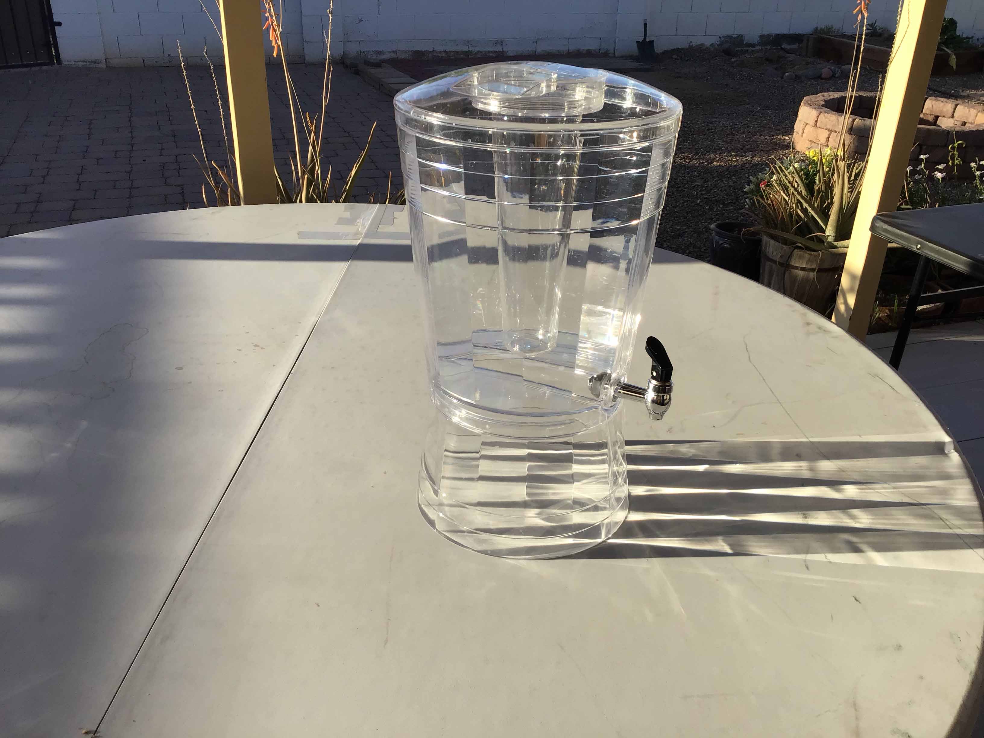 beverage dispenser with ice core (plastic)
