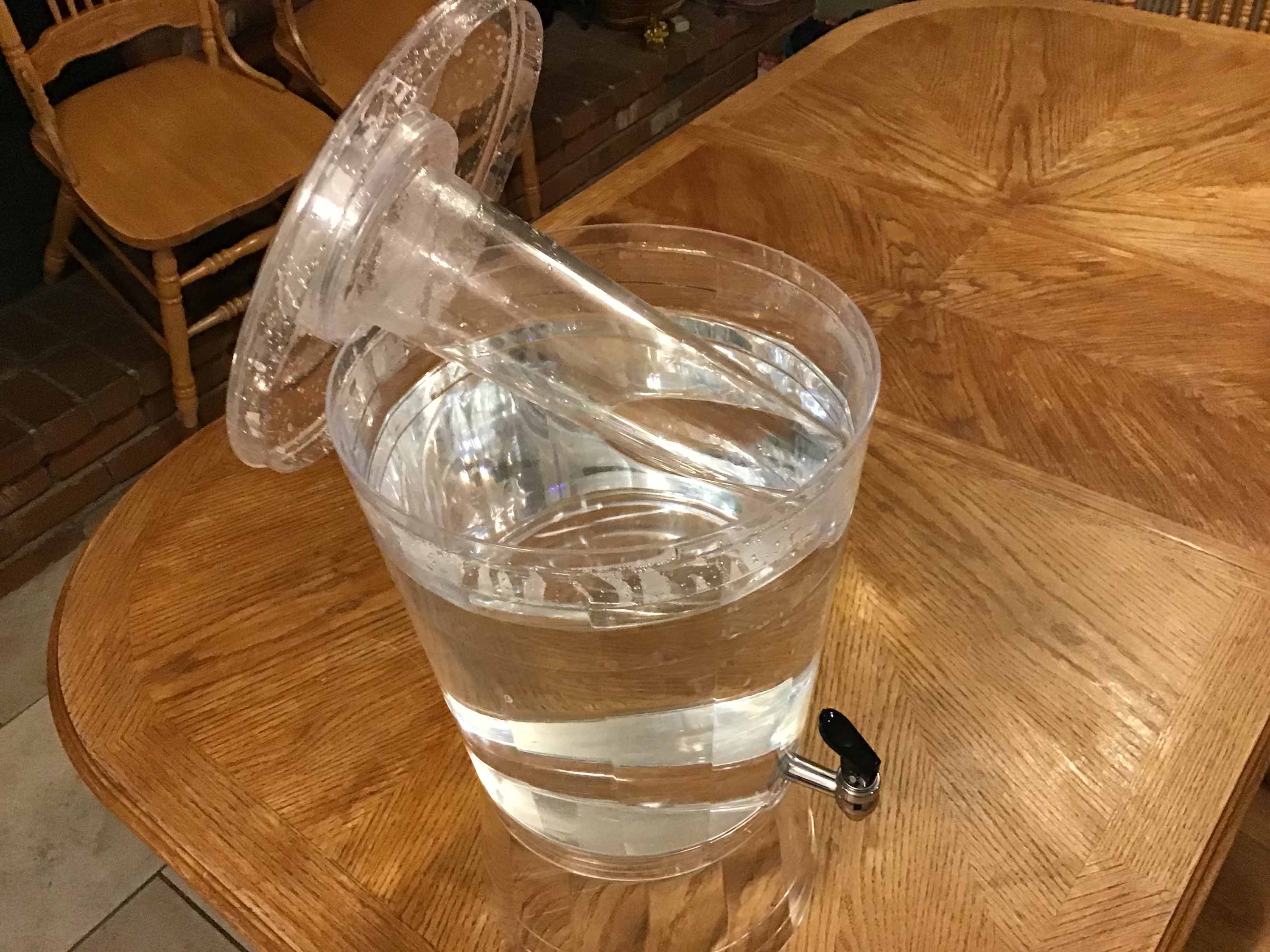 beverage dispenser with ice core (plastic)