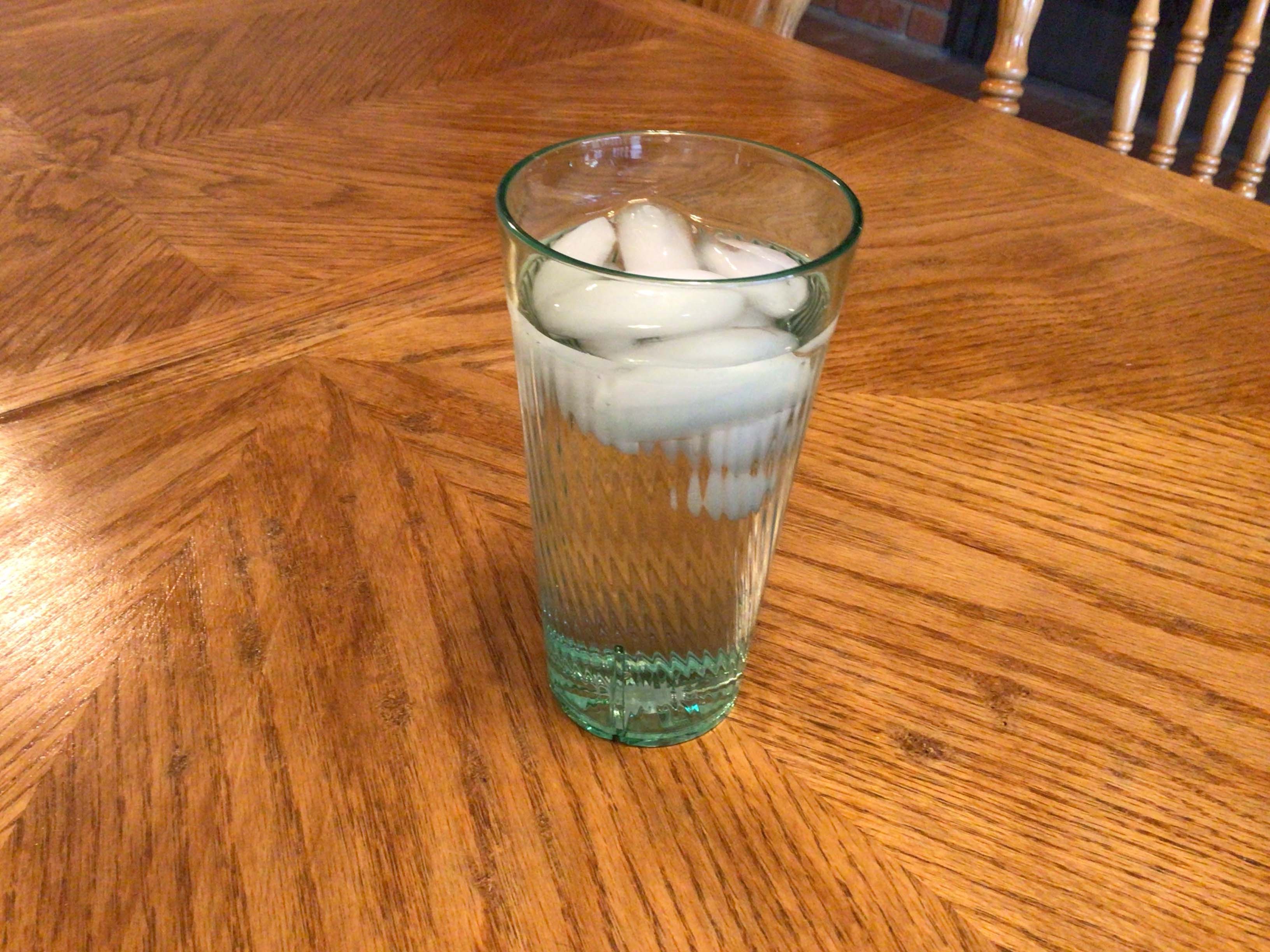 drinking glasses (plastic)
