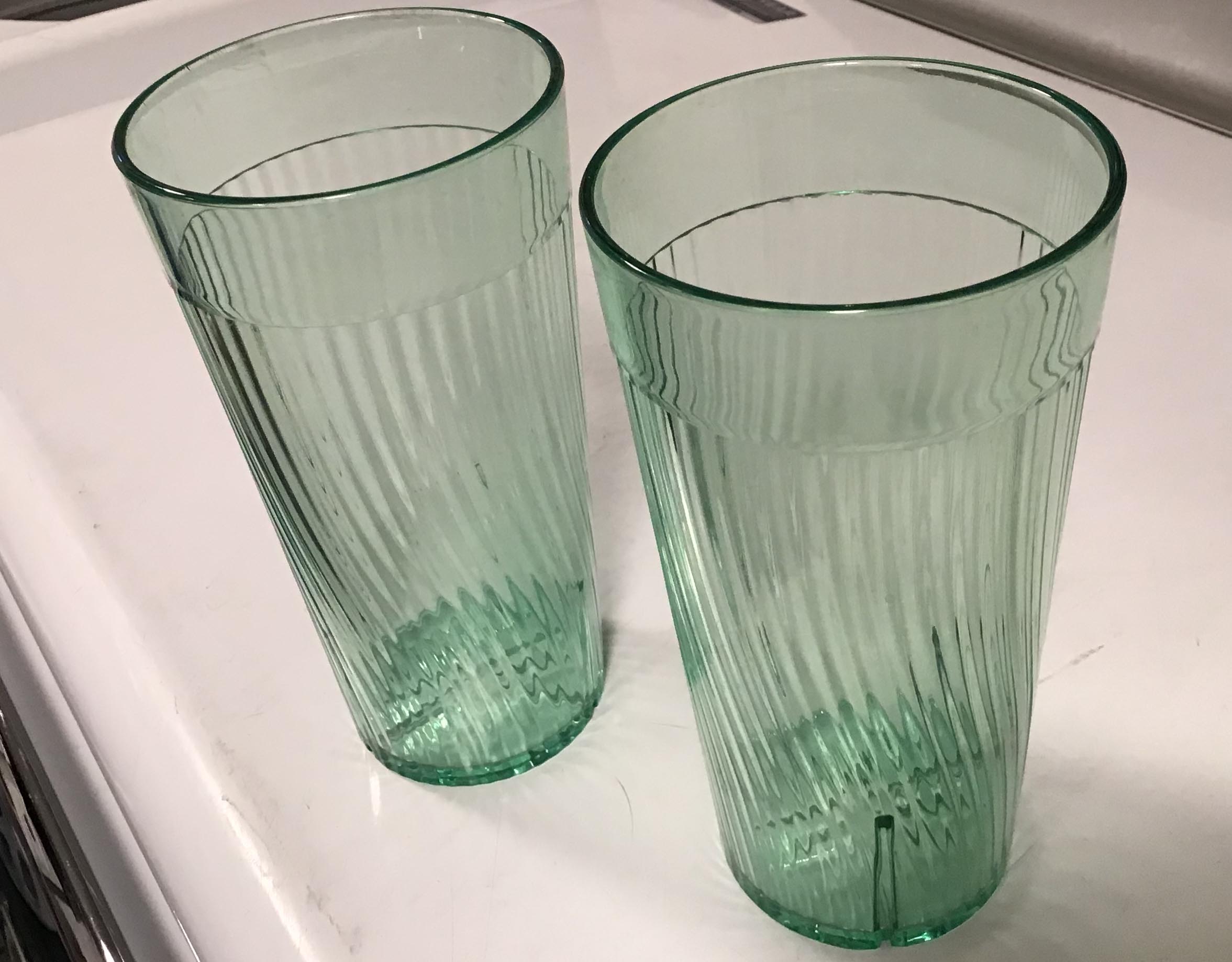drinking glasses (plastic)