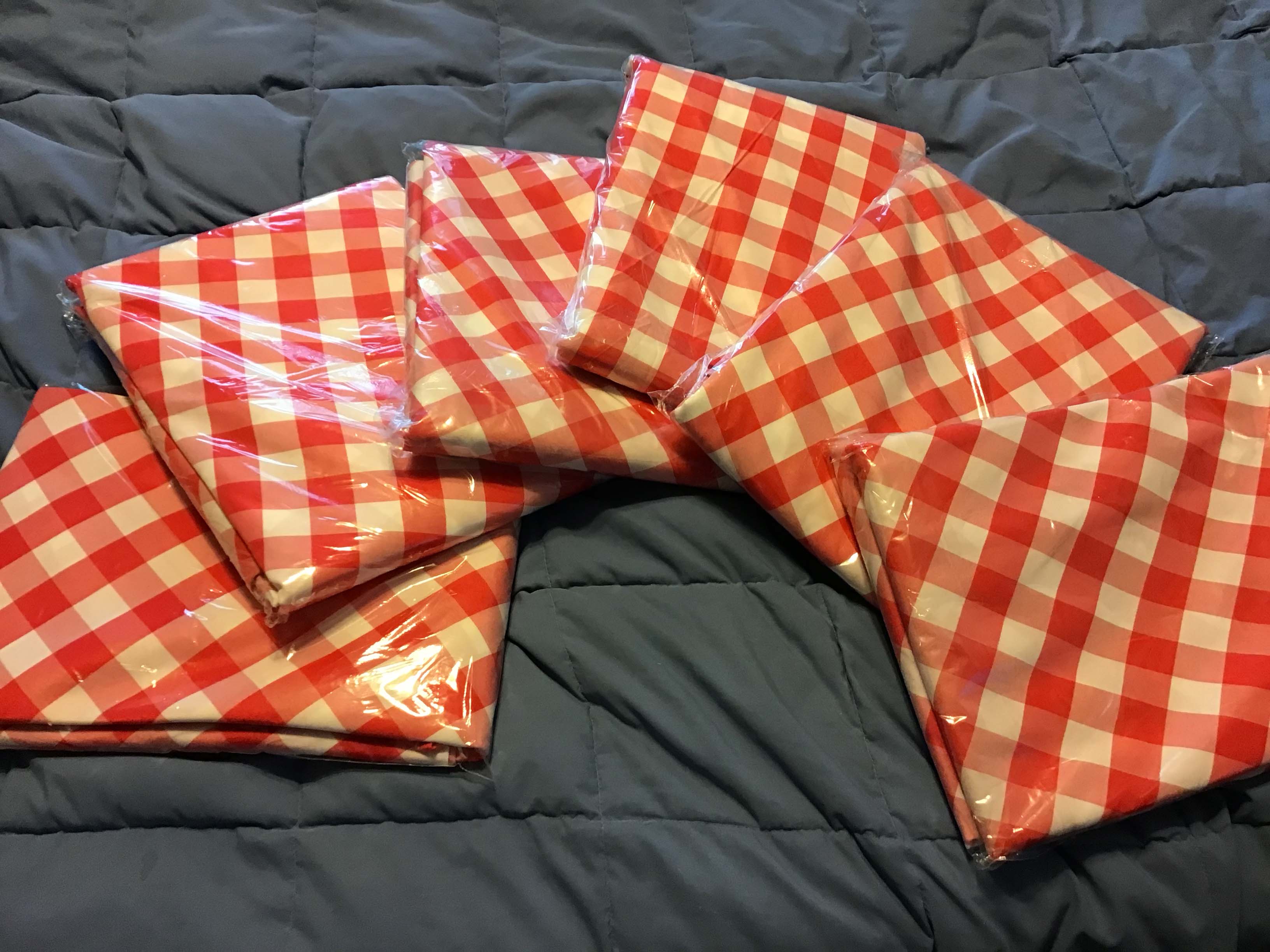round tablecloths (white/red buffalo plaid checkered gingham) - 108
