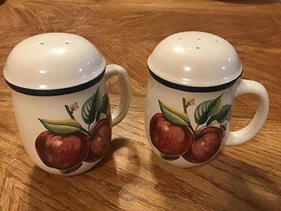 salt and pepper shaker set (Apple Casuals collection)