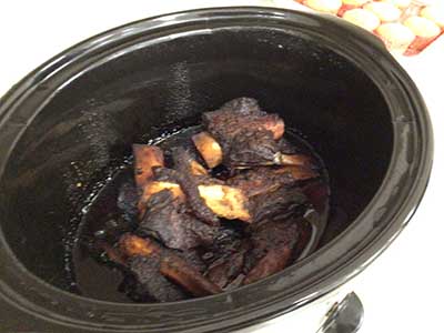 barbecue spare ribs in crock pot / slow cooker