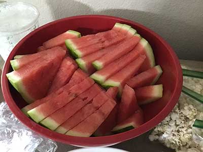 sliced watermelon in bowl